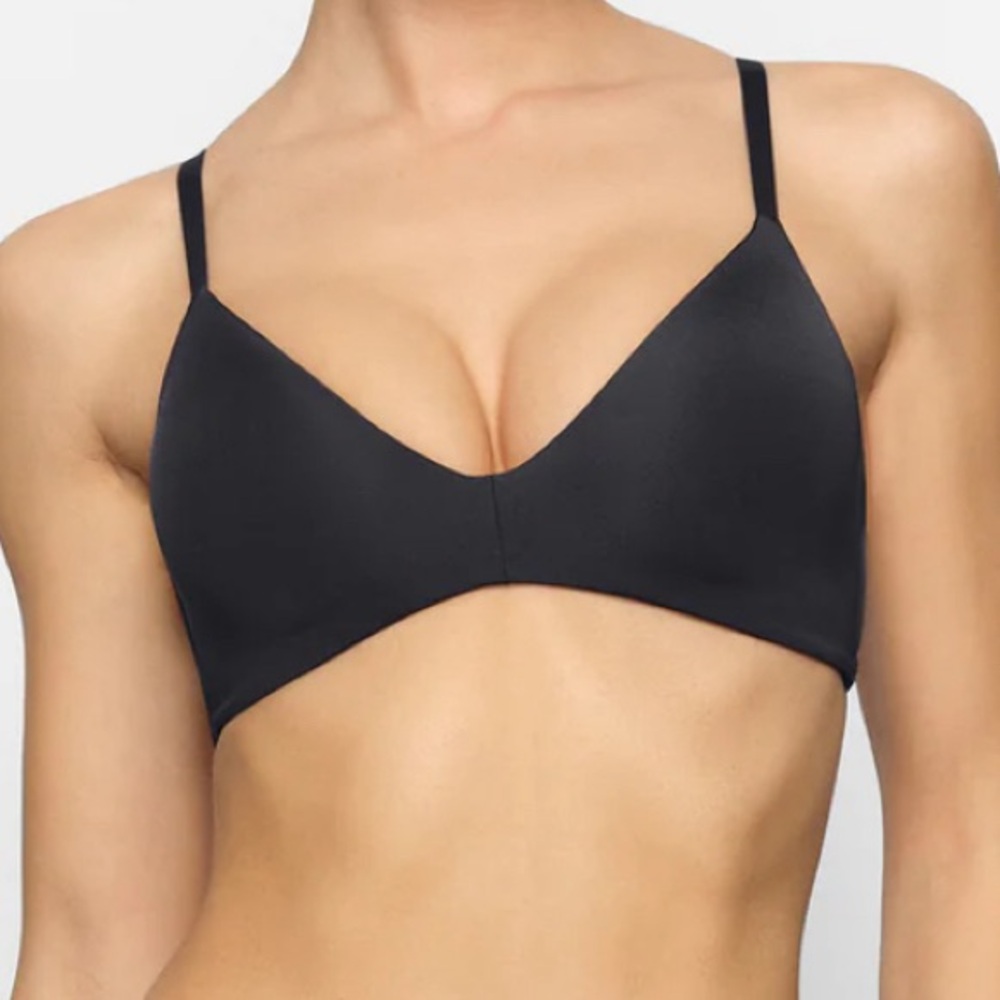 SKIMS NWT WIRELESS FORM
T-SHIRT DEMI BRA size 34DD and 34D 32C